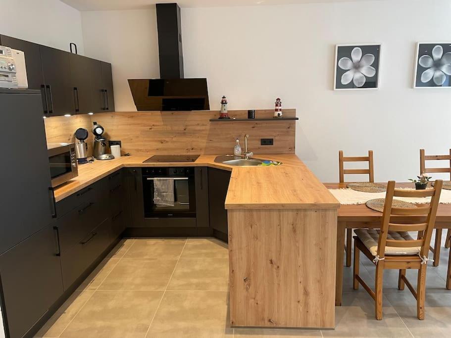 Gemuetliche, Topp Ausgestattete Ferienwohnung Bann Esterno foto
